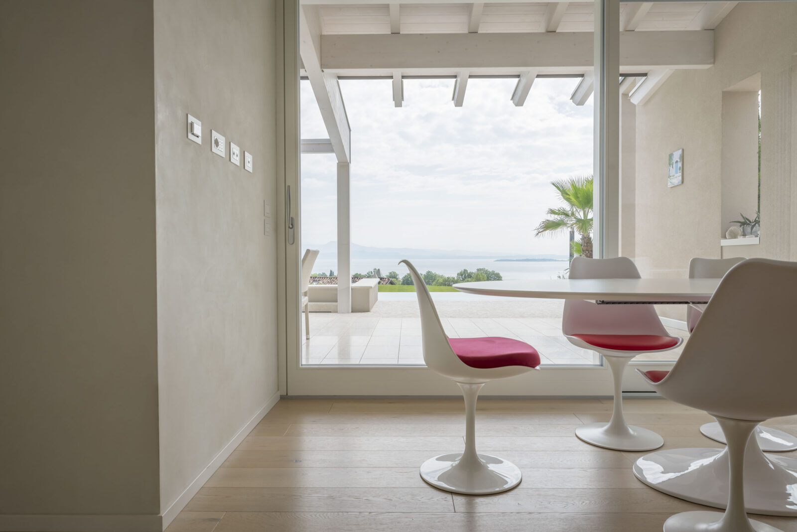 interno di una Villa di lusso sul Lago di Garda, mobili bianchi e vista sul lago