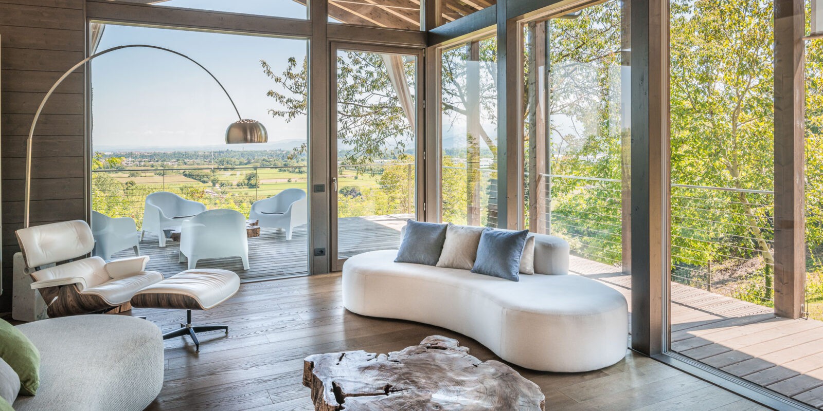 vista di un salotto moderno di lusso con grandi vetrate che danno verso la campagna - foto di architettura