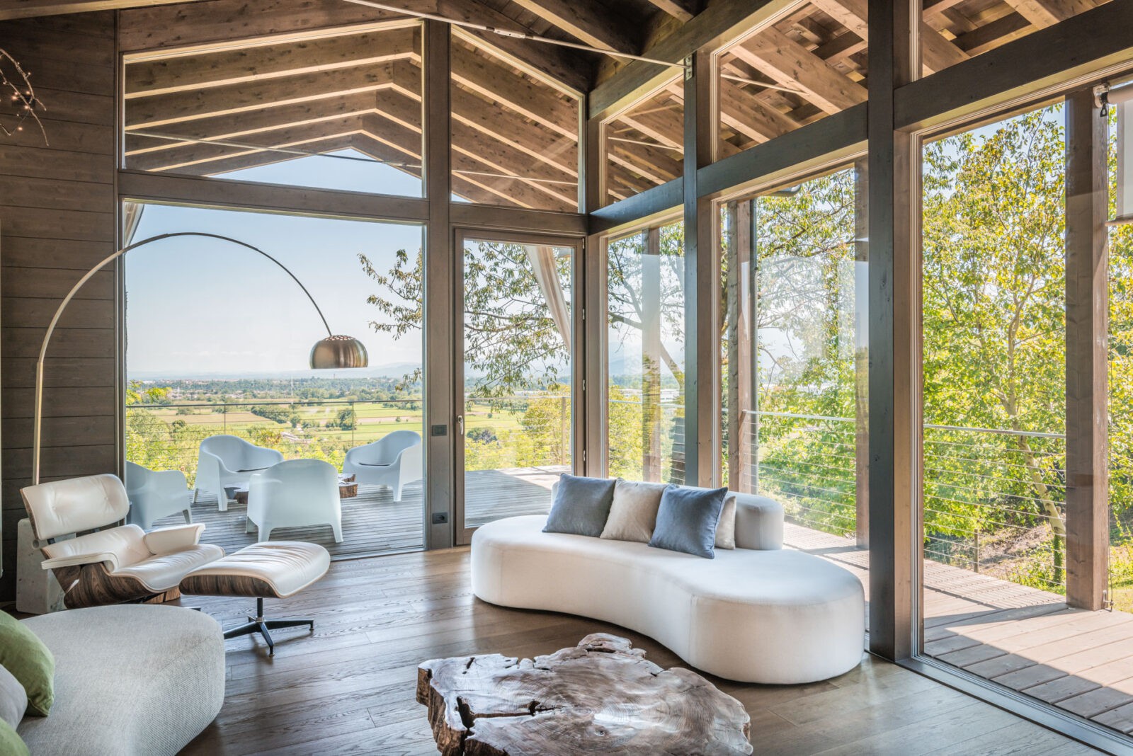 Interno moderno con mobili di lusso, vetrate e vista sulla campagna