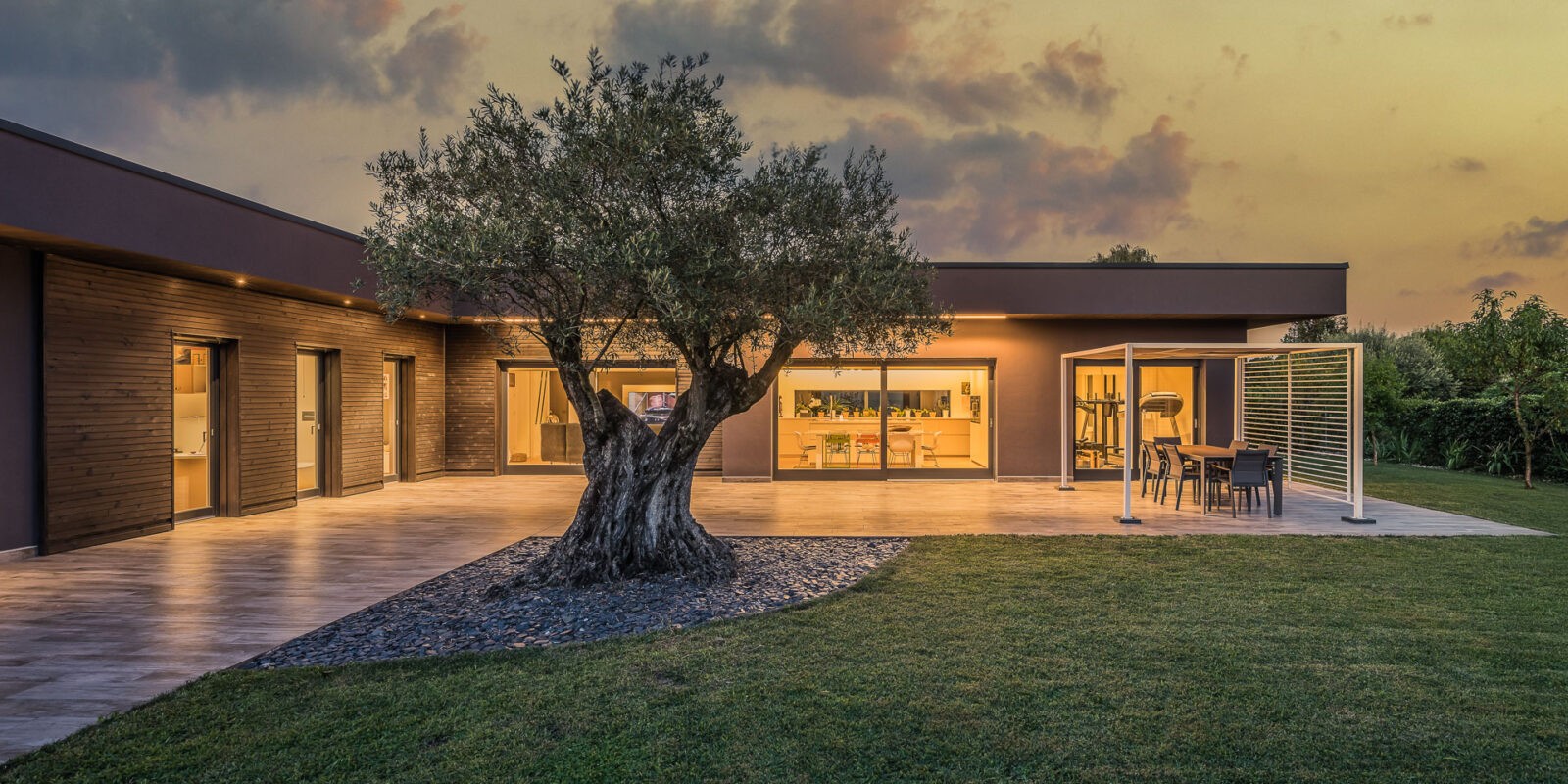 casa moderna Rubner Haus con in fronte ulivo secolare e giardino - foto di architettura