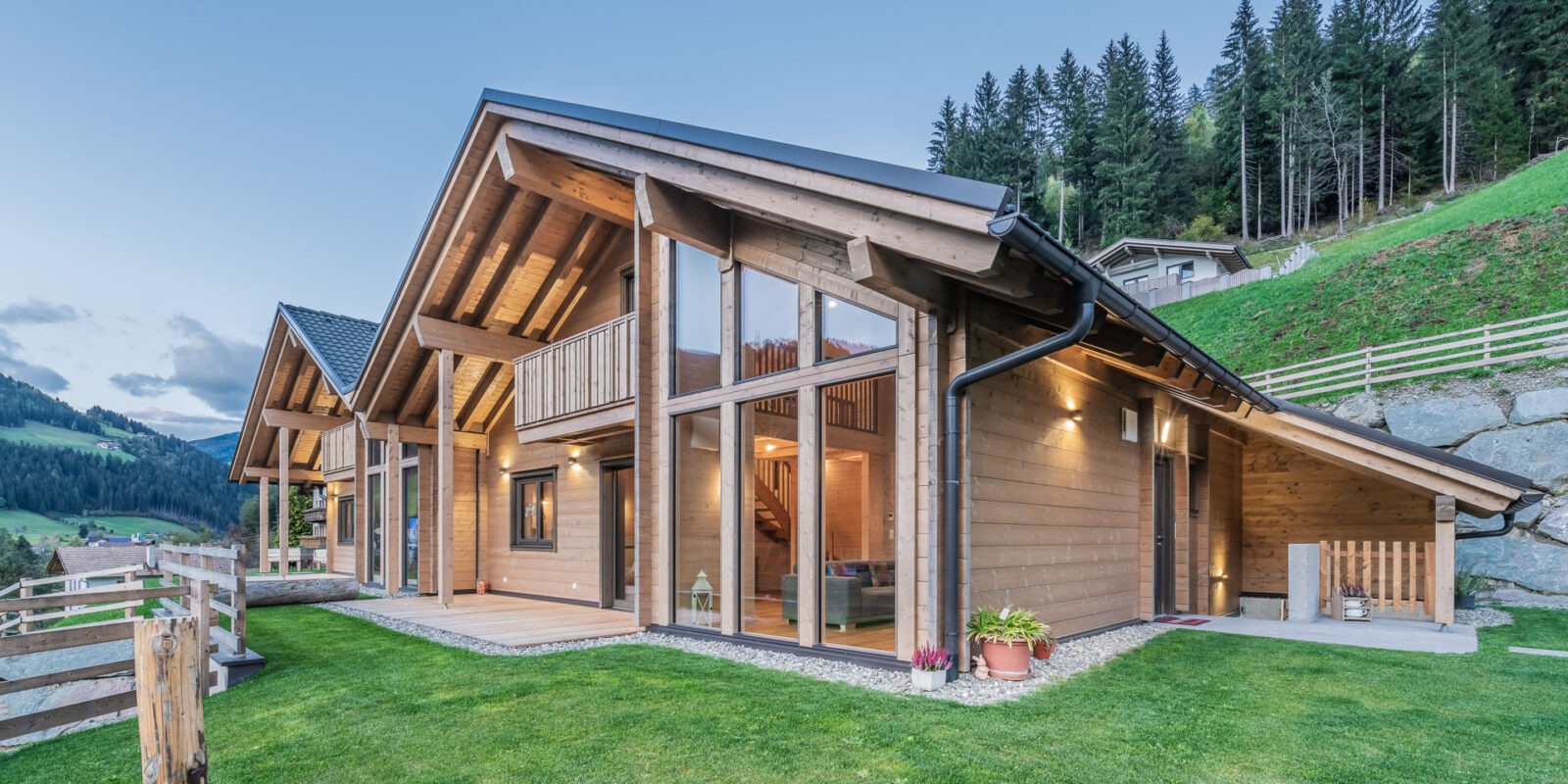 due case in legno attaccate stile baita alpina in Alto Adige - fotografia serale