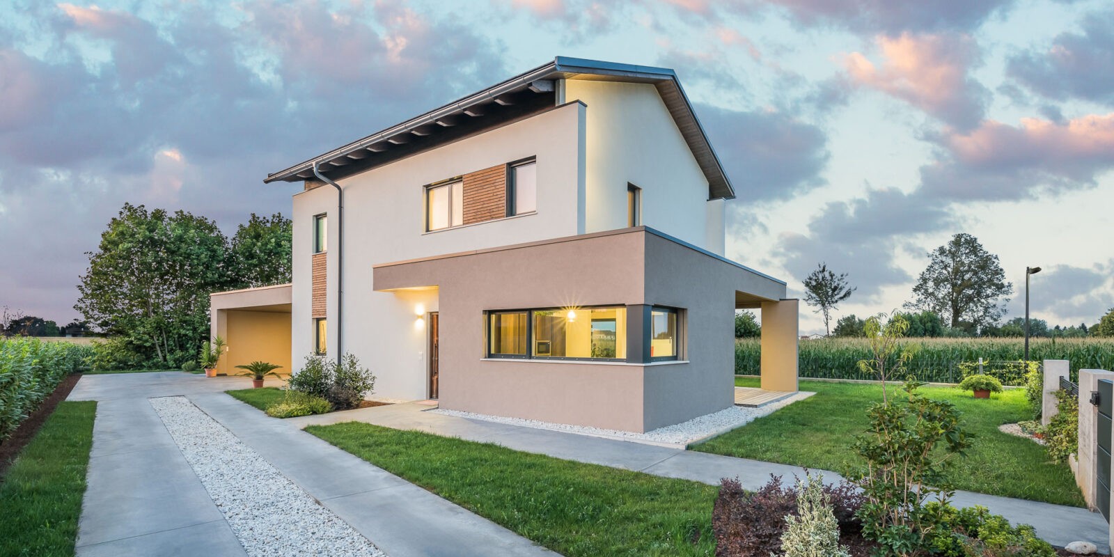 casa moderna in Veneto con giardino e circondata da campi di mais - foto notturna