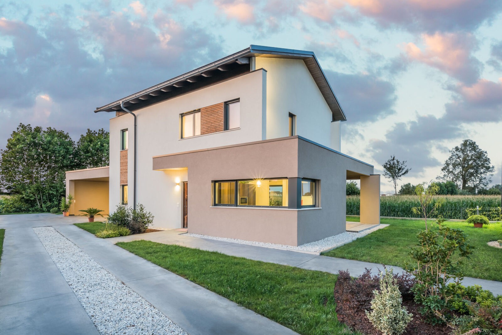Villa moderna immersa nel verde della campagna veneta, ripresa esterna di architettura