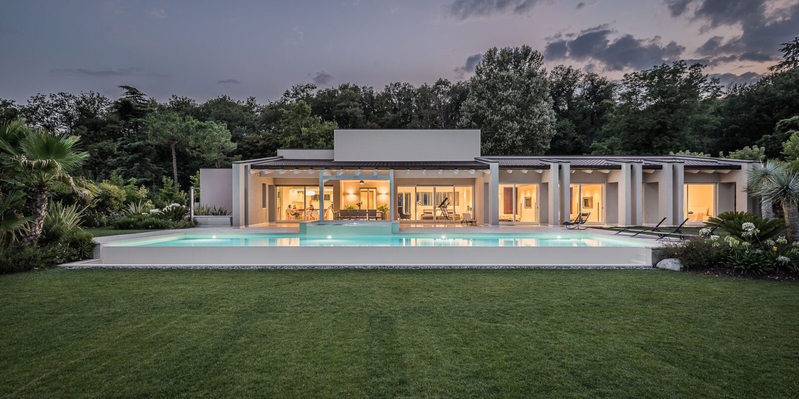 villa stile americano con piscina - foto di architettura professionale