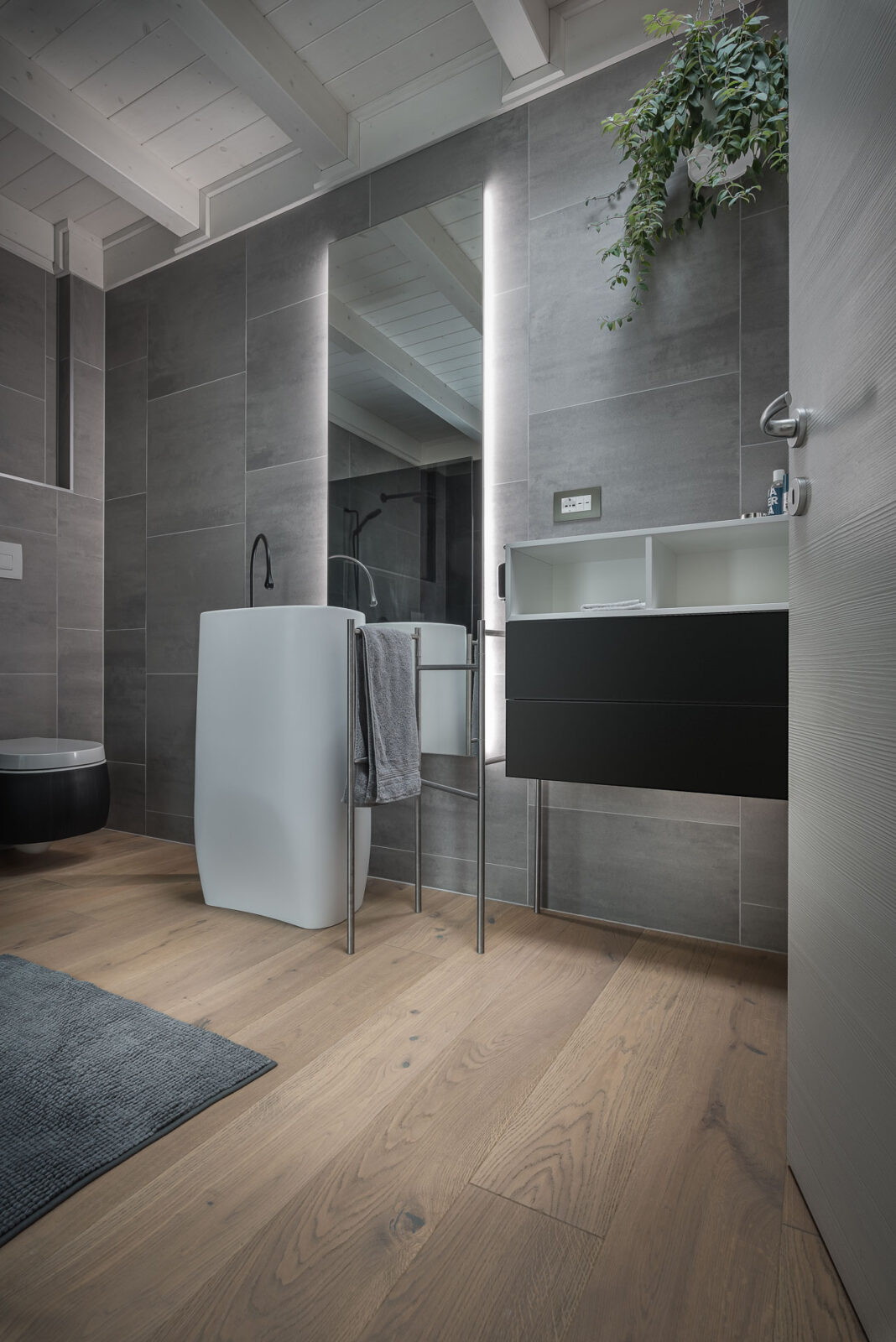 bagno di lusso moderno con pavimento e soffitto in legno - foto grandangolare dal basso verso l'alto