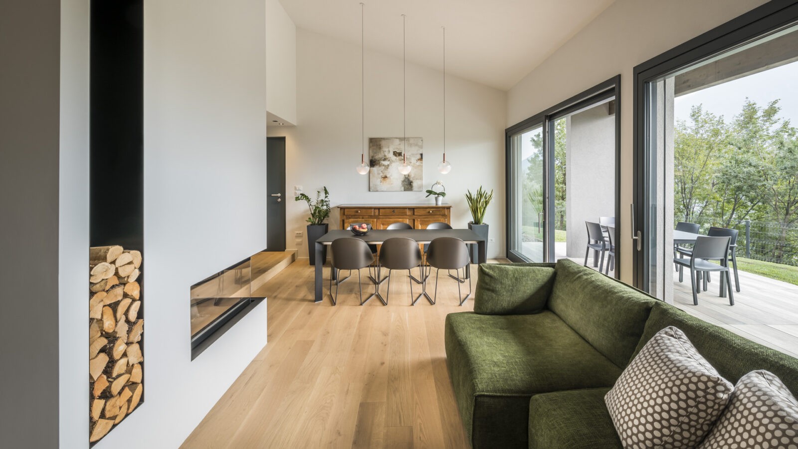 salotto con divano verde e caminetto moderno - luce naturale