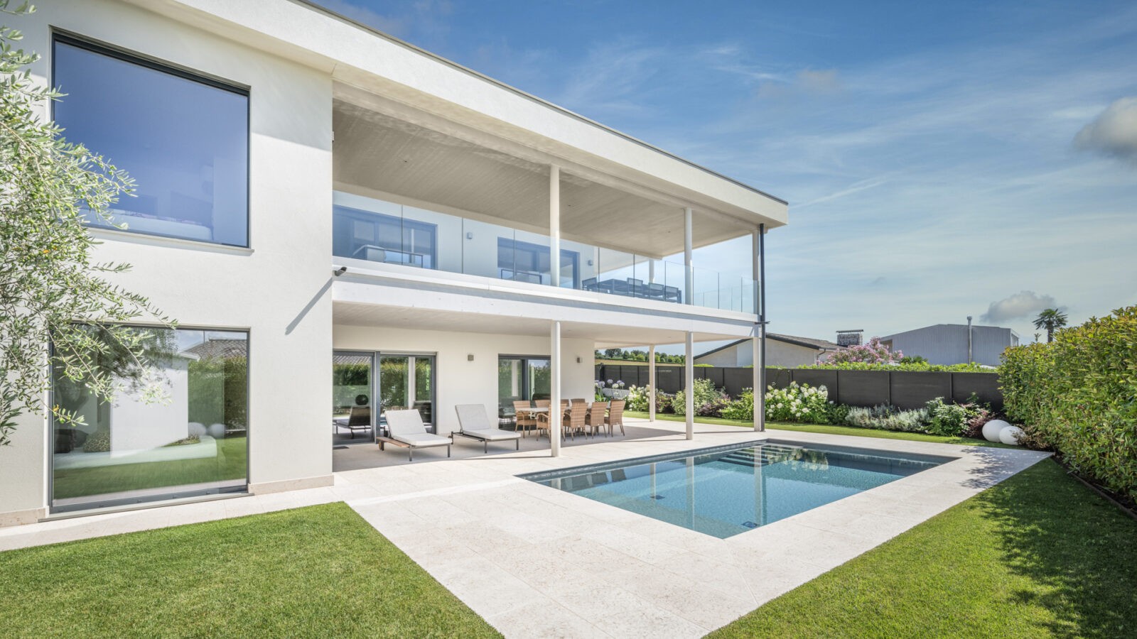 Villa a due piani con piscina fotografata in estate al Lago di Garda