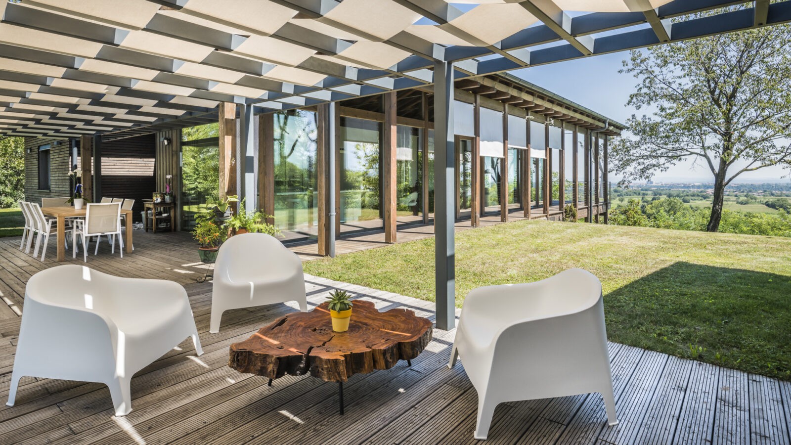 villa in legno con grandi vetrate e patio