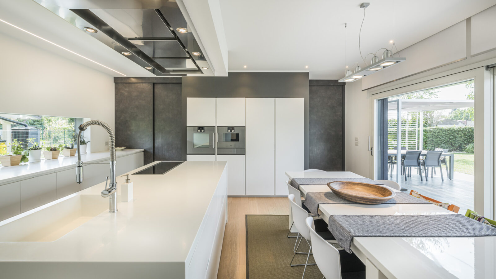 cucina moderna minimalista con mobili bianchi e grigi