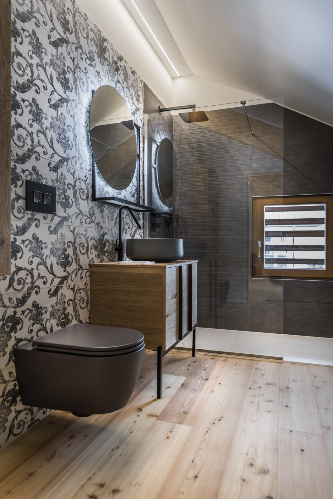 bagno di lusso moderno con colori caldi - arredamento d'interni