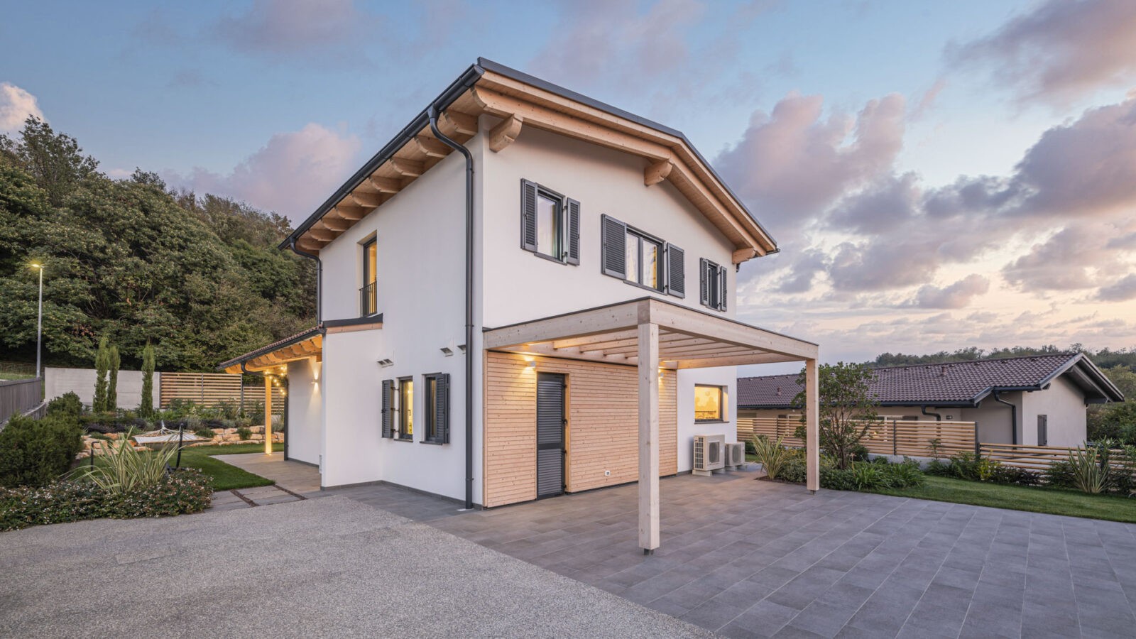 Villa classica di Rubner Haus con giardino e patio in legno - fotografia di architettura notturna