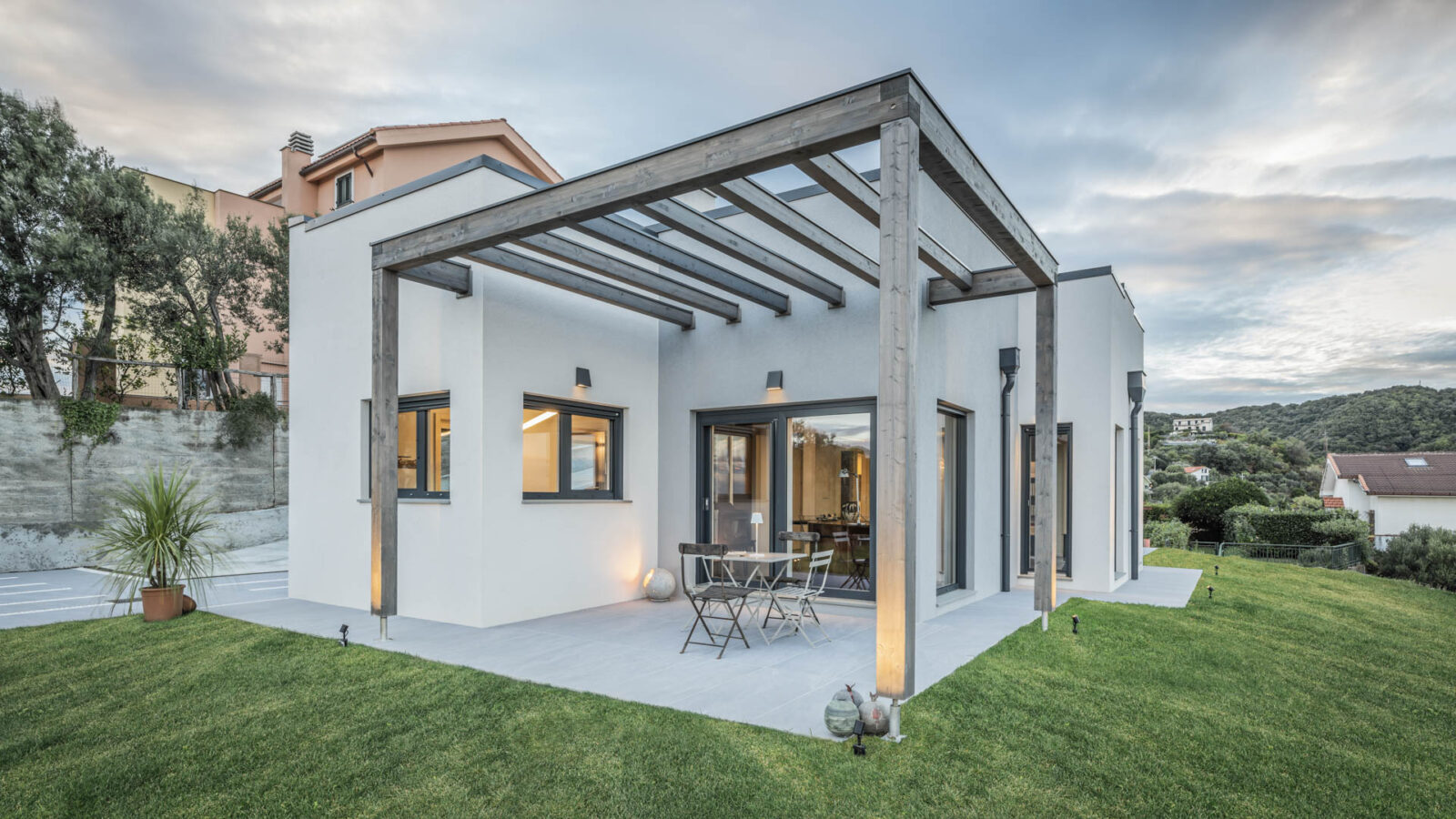 villa moderna sulle colline liguri con giardino - foto di architettura
