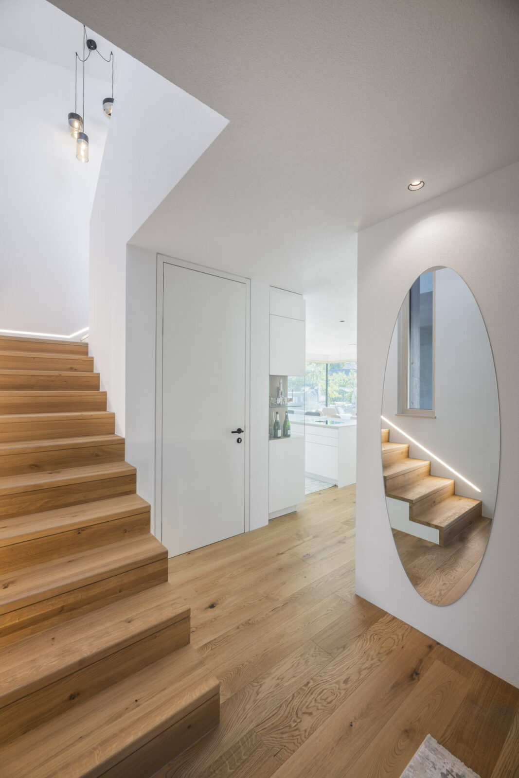 entrata di villa moderna con scale e pavimento in legno - foto di architettura d'interni