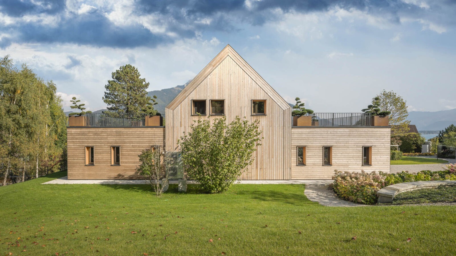 architettura moderna in legno a Salisburgo immersa nel verde con grande giardino e vista sul lago