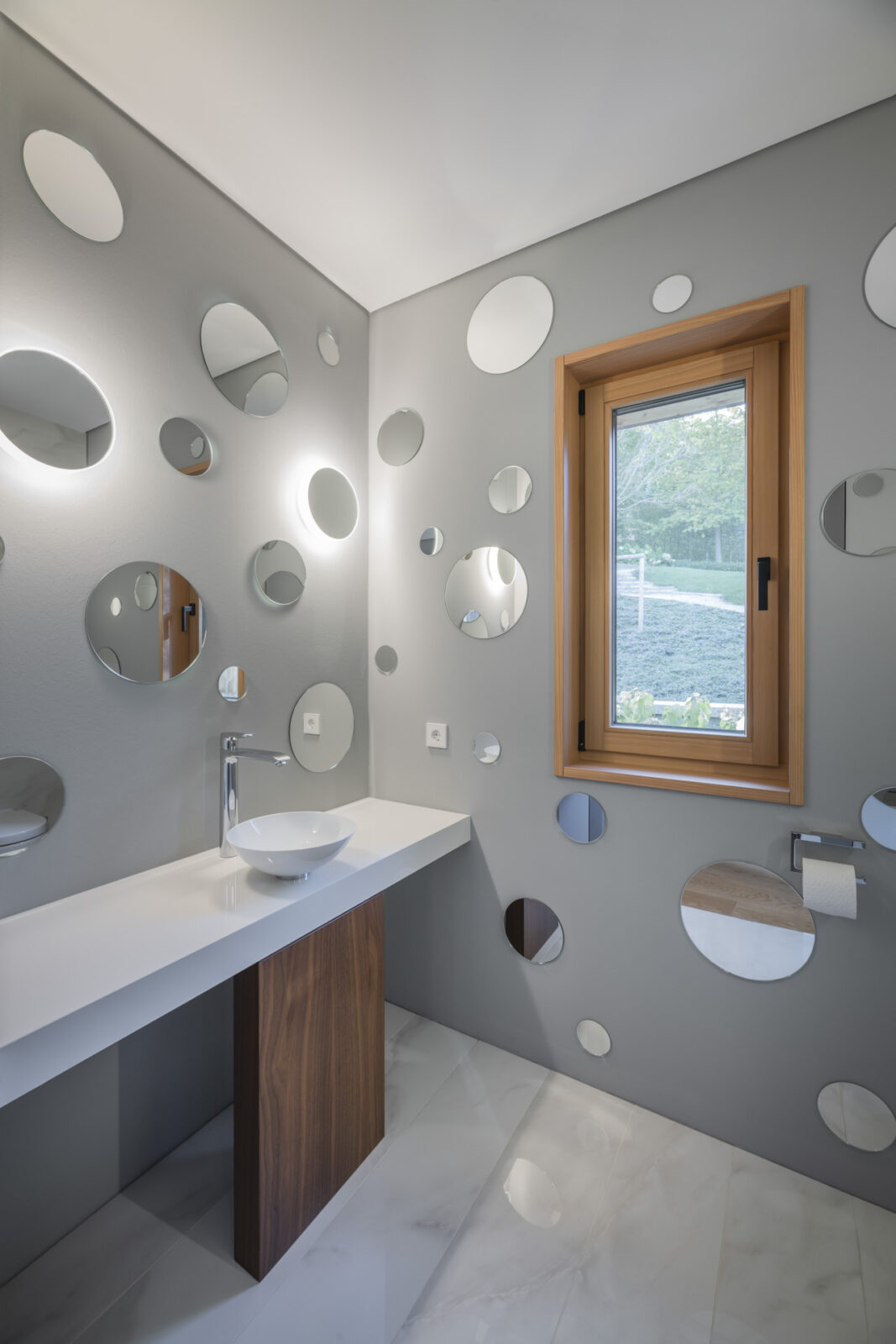 bagno ricercato di design con specchi da varie dimensioni sulle pareti - minimalista