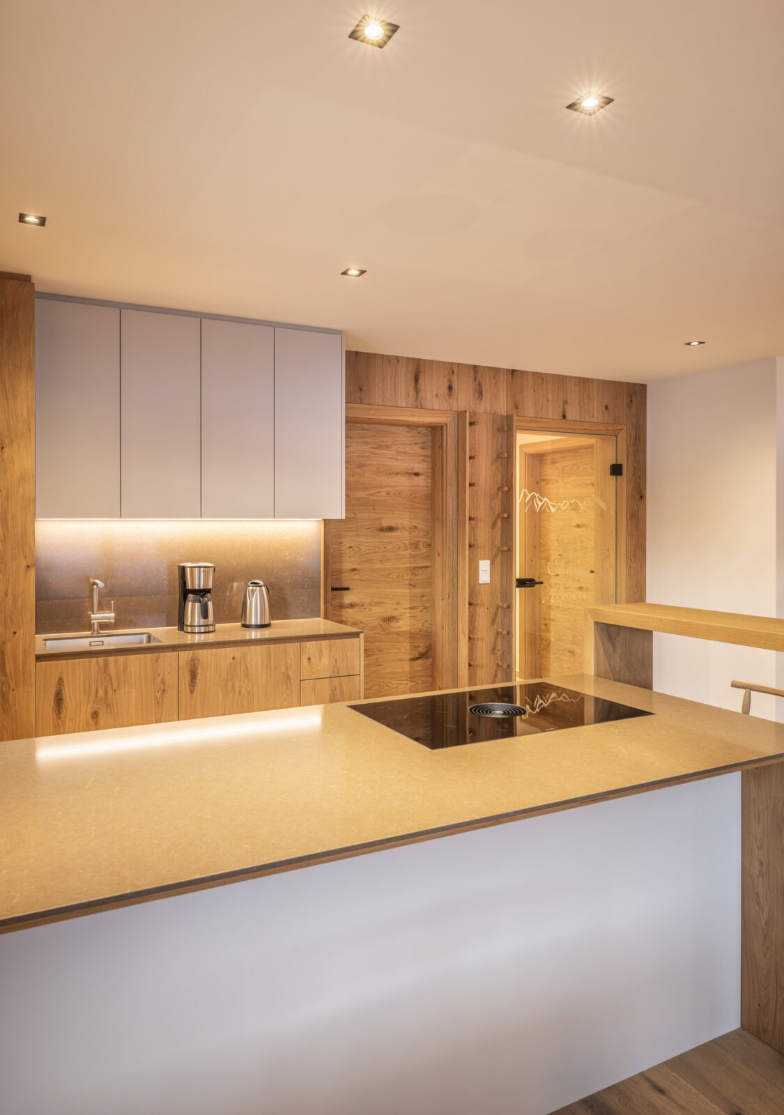 cucina moderna e di design con parete in legno