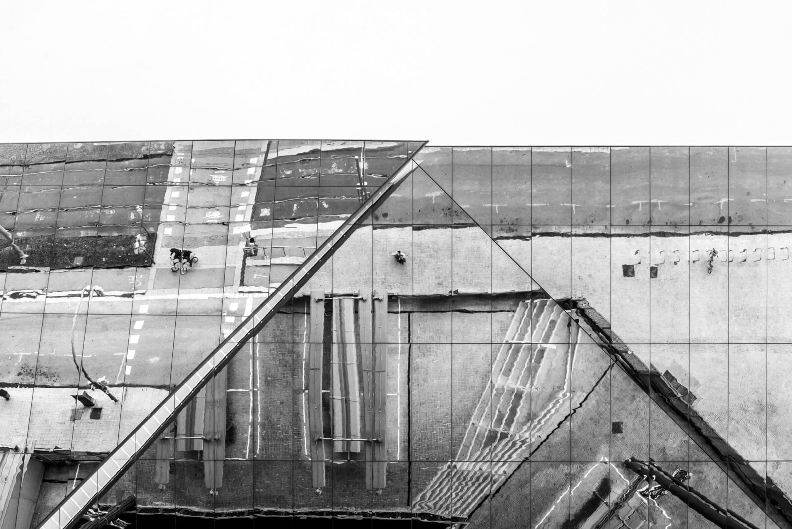 dettaglio tetto di edificio di specchi