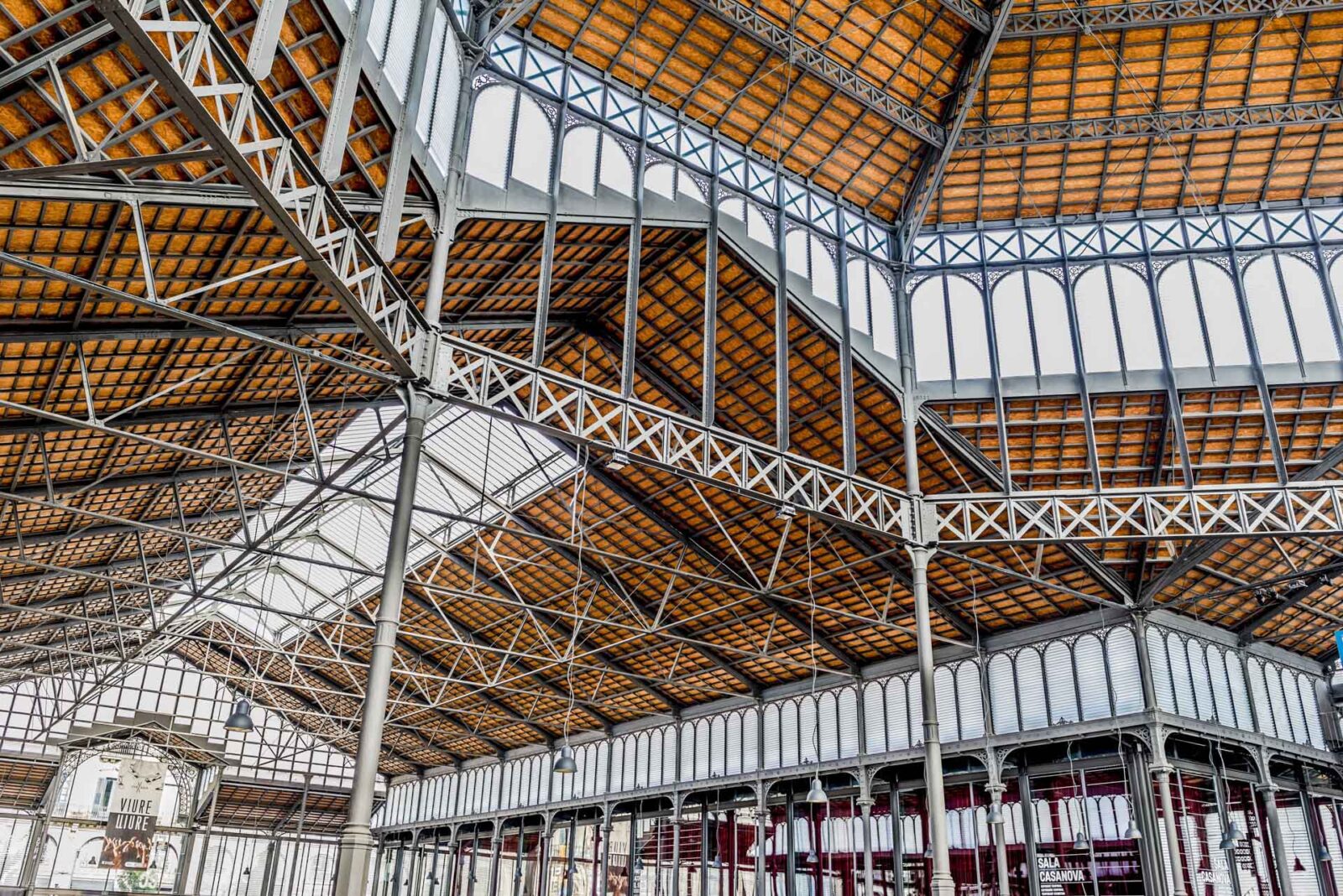 interno di edificio museale di acciaio e legno