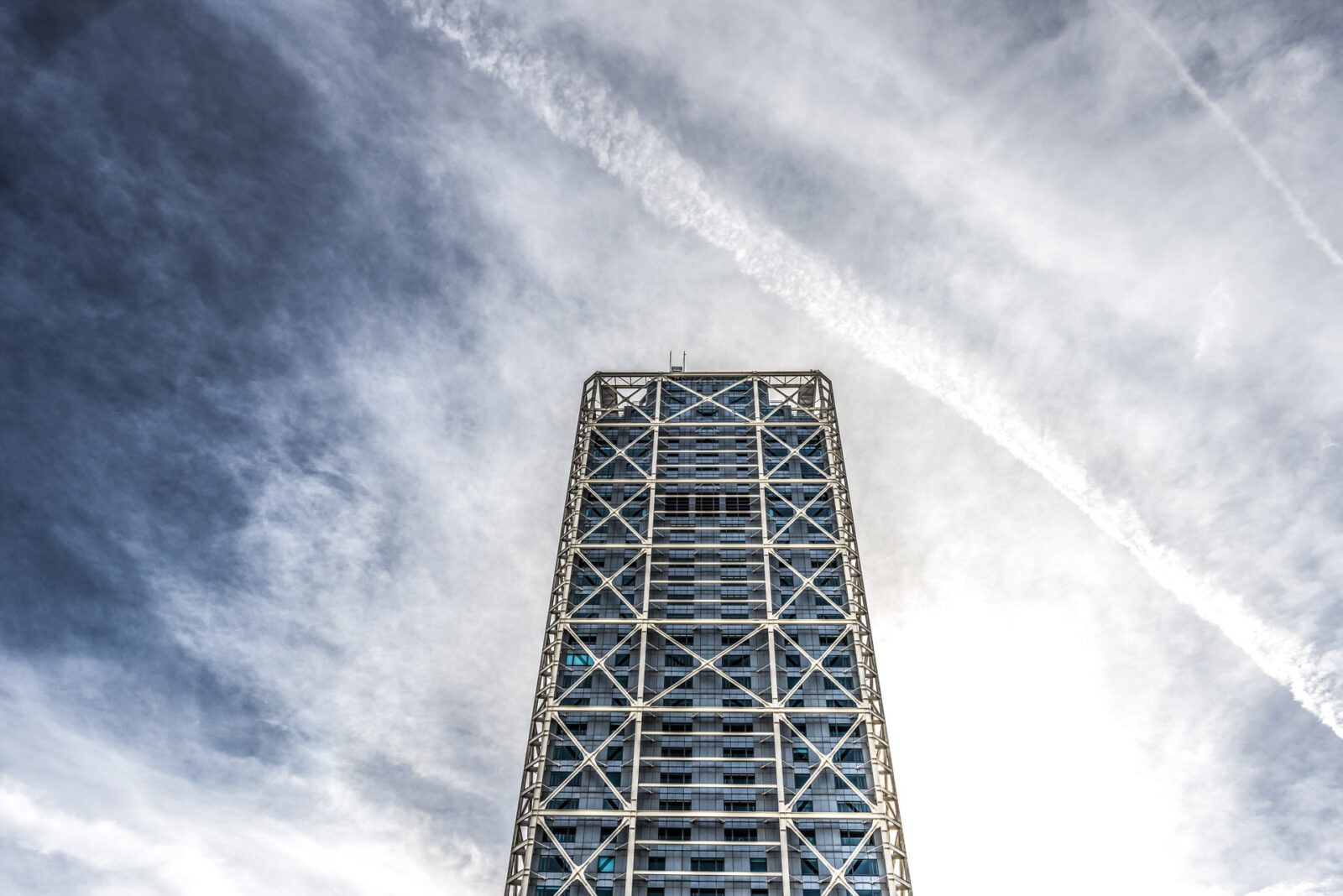 grattacielo con cielo nuvoloso a Barcellona