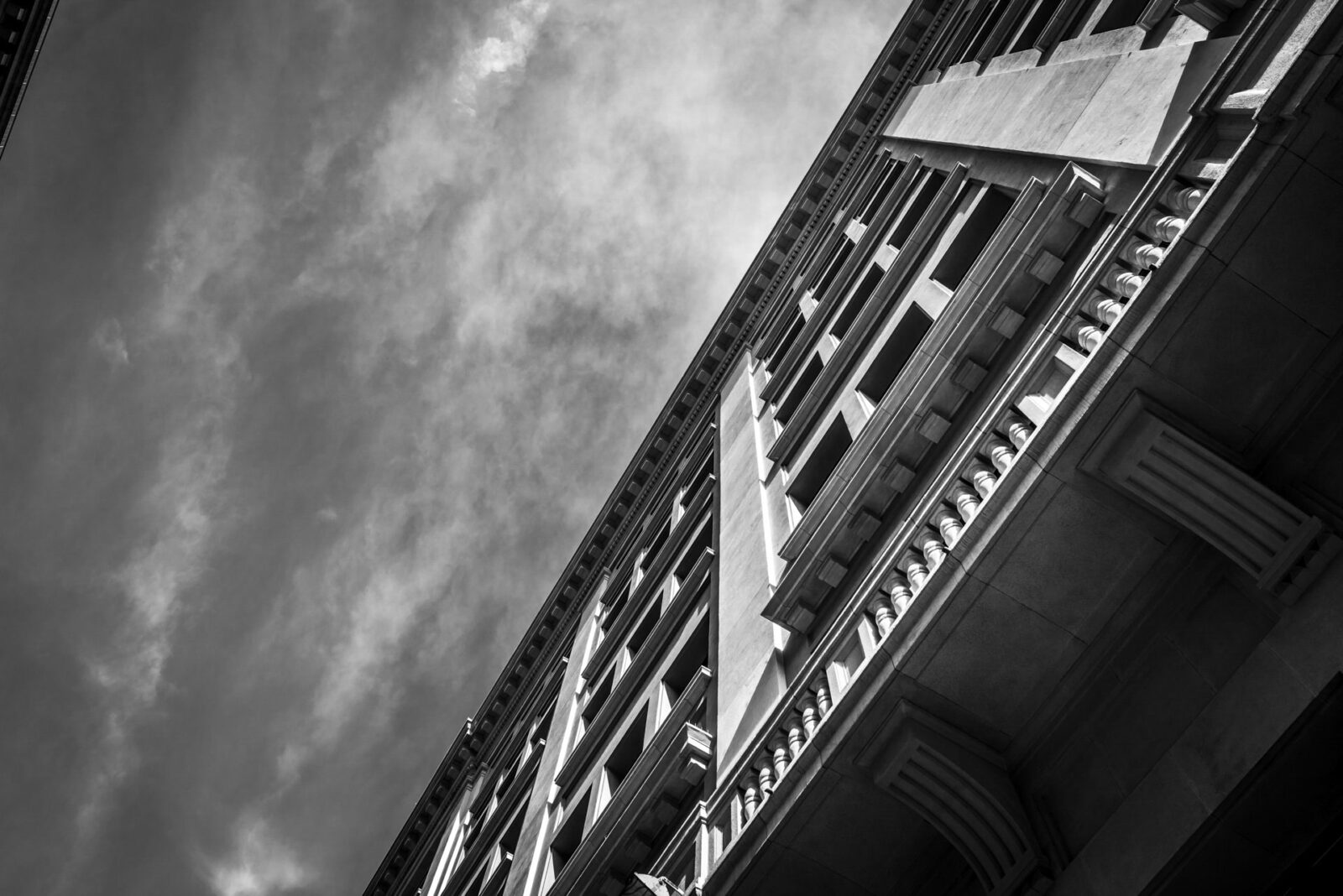 edificio in b/n visto dal basso verso l'alto a Barcellona