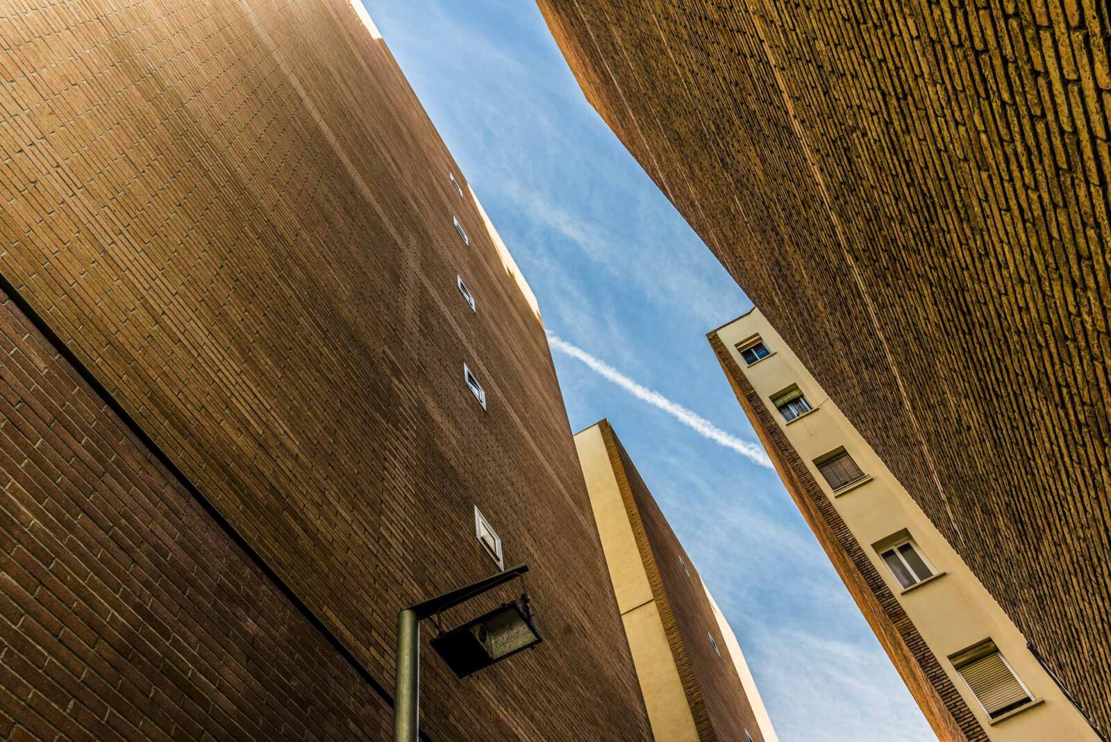vicolo di Barcellona con edifici marroni e cielo azzurro