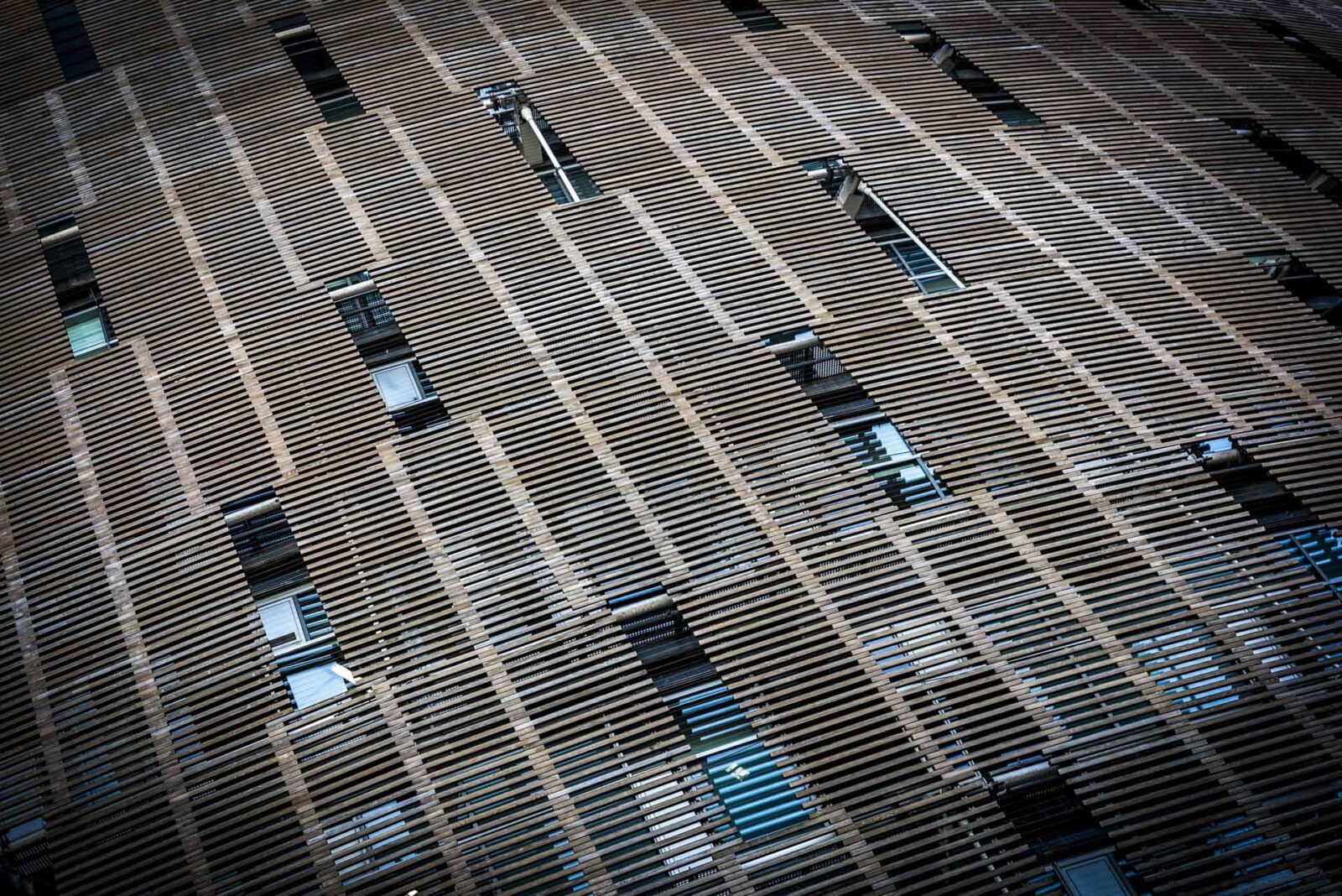 dettaglio facciata edificio moderno con finestre e legno
