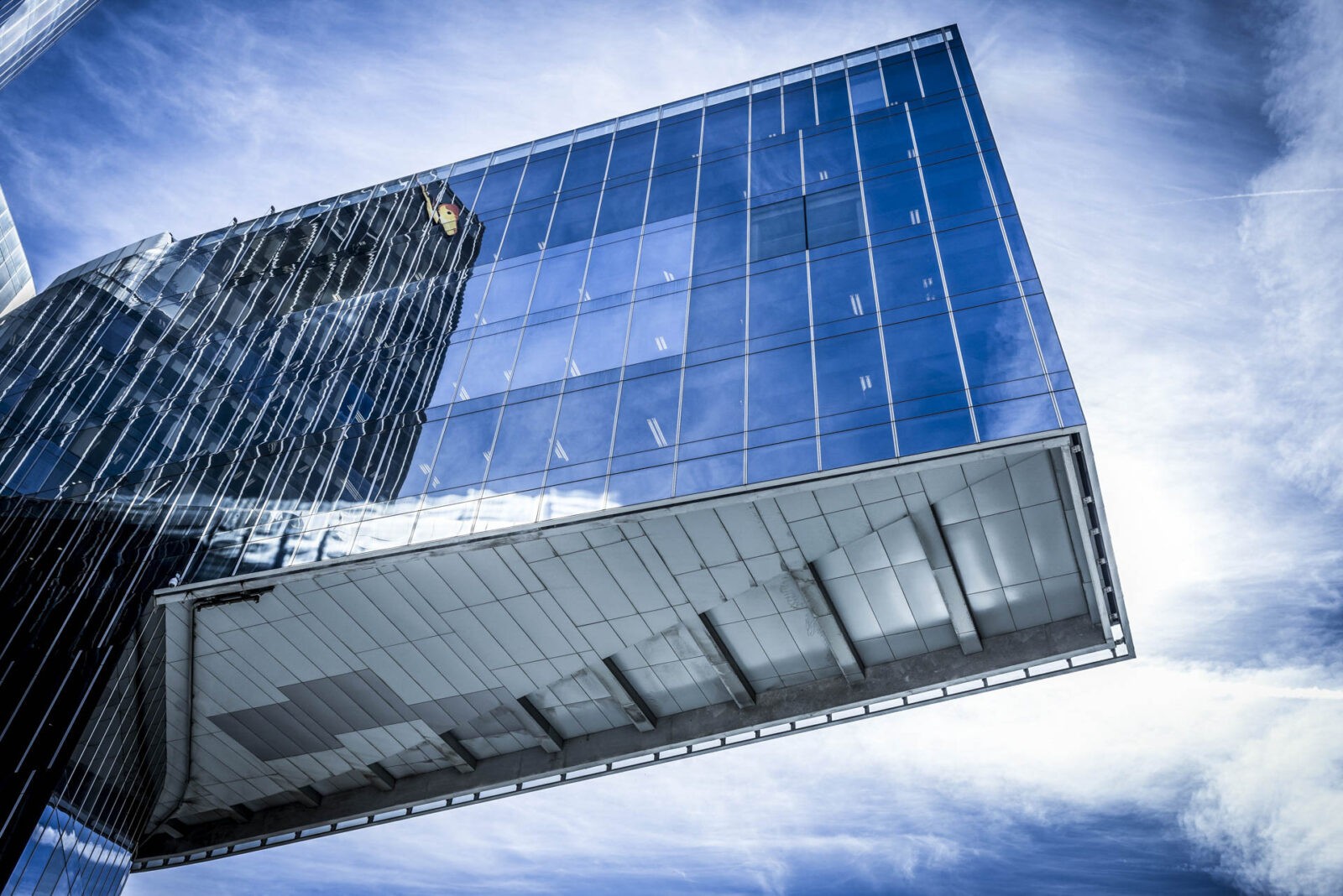 dettaglio grattacielo in blu a Barcellona