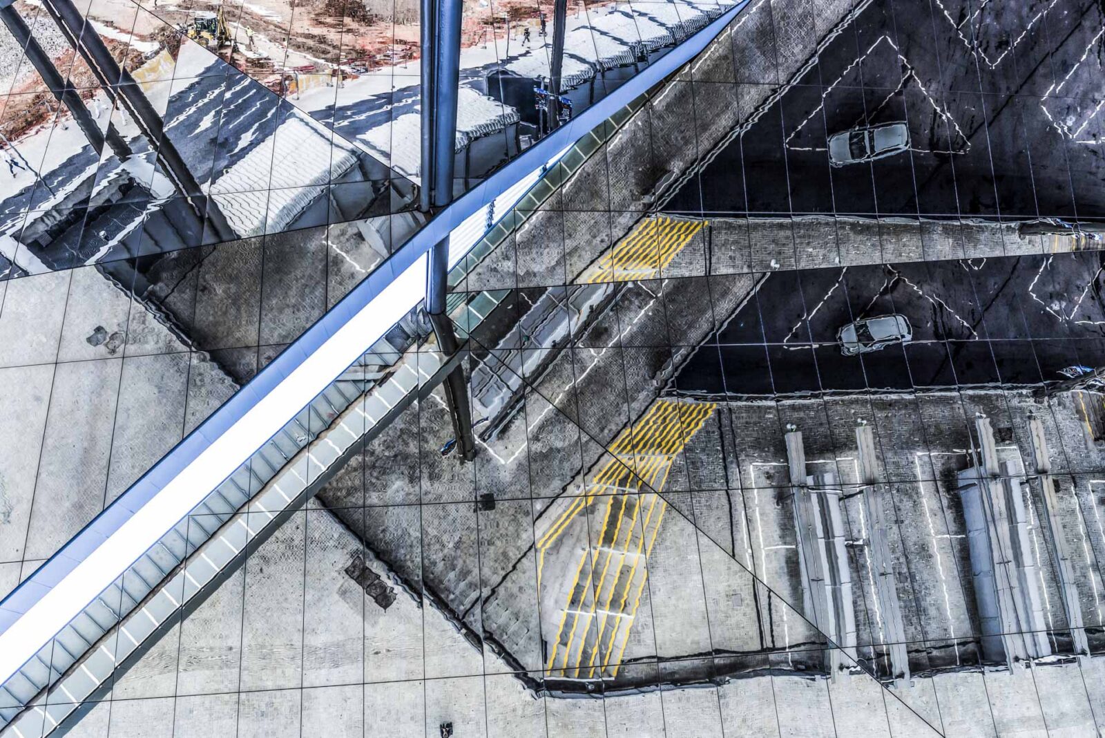 architettura moderna dettaglio con specchi